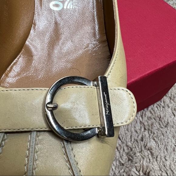 Vintage Salvatore Ferragamo 9B Kitten Heels Camel Beige - Picture 8 of 8